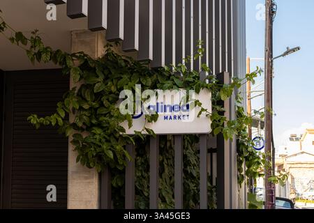 Limassol, Chypre- 20 décembre 2024 : panneau extérieur d'entrée de l'hôtel Alinea Market Agora Square Banque D'Images