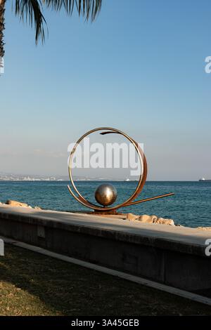 Limassol, Chypre- 20 décembre 2024 : sculpture « Frozen Wave » de Victor Bonato située sur la promenade du front de mer de Limassol Banque D'Images