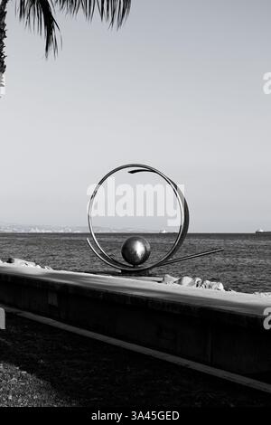 Limassol, Chypre- 20 décembre 2024 : sculpture 'Frozen Wave' de Victor Bonato située sur la promenade du front de mer de Limassol en noir et blanc Banque D'Images