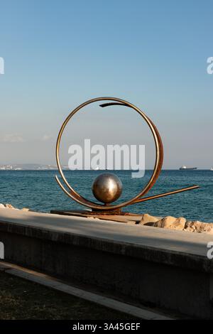 Limassol, Chypre- 20 décembre 2024 : sculpture « Frozen Wave » de Victor Bonato située sur la promenade du front de mer de Limassol Banque D'Images