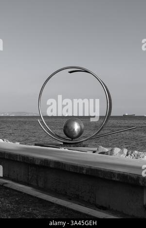 Limassol, Chypre- 20 décembre 2024 : sculpture 'Frozen Wave' de Victor Bonato située sur la promenade du front de mer de Limassol en noir et blanc Banque D'Images