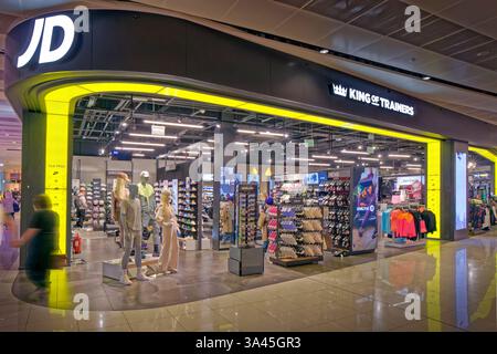 Magasin JD Sports au terminal 2 de l'aéroport de Manchester, Angleterre, Royaume-Uni. Banque D'Images
