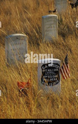Monument national du champ de bataille de Little Bighorn. Mémorial de la bataille de Little Bighorn (25 et 26 juin 1876), qui engage les forces combinées des tribus Lakota, Cheyenne du Nord et Arapaho, qui vainquent les cinq compagnies du 7e régiment de cavalerie de l'armée américaine sous le commandement de Custer. Pierres tombales sur la colline où les soldats de la 7e cavalerie sont tombés morts. La pierre tombale à bouclier noir est celle de George Armstrong Custer (1839-1876). État du Montana. États-Unis. Banque D'Images