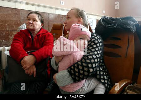 Un train d’évacuation avec des résidents des territoires de première ligne des régions de Dnipro et Donetsk, qui ont fui leurs maisons en raison de bombardements constants, arrive à Moukachevo, région de Zakarpattia, Ukraine, le 17 mars, 2025 (photo de Yulii Zozulia/Ukrinform) Banque D'Images