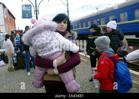 Un train d’évacuation avec des résidents des territoires de première ligne des régions de Dnipro et Donetsk, qui ont fui leurs maisons en raison de bombardements constants, arrive à Moukachevo, région de Zakarpattia, Ukraine, le 17 mars, 2025 (photo de Yulii Zozulia/Ukrinform) Banque D'Images