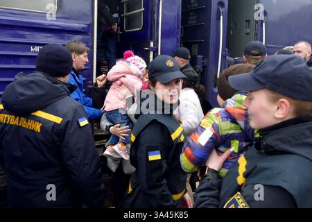 Un train d’évacuation avec des résidents des territoires de première ligne des régions de Dnipro et Donetsk, qui ont fui leurs maisons en raison de bombardements constants, arrive à Moukachevo, région de Zakarpattia, Ukraine, le 17 mars, 2025 (photo de Yulii Zozulia/Ukrinform) Banque D'Images