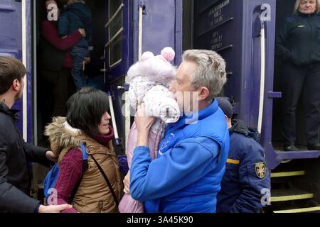 Un train d’évacuation avec des résidents des territoires de première ligne des régions de Dnipro et Donetsk, qui ont fui leurs maisons en raison de bombardements constants, arrive à Moukachevo, région de Zakarpattia, Ukraine, le 17 mars, 2025 (photo de Yulii Zozulia/Ukrinform) Banque D'Images