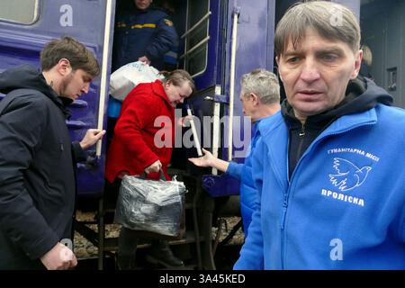 Un train d’évacuation avec des résidents des territoires de première ligne des régions de Dnipro et Donetsk, qui ont fui leurs maisons en raison de bombardements constants, arrive à Moukachevo, région de Zakarpattia, Ukraine, le 17 mars, 2025 (photo de Yulii Zozulia/Ukrinform) Banque D'Images