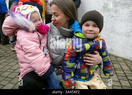 Un train d’évacuation avec des résidents des territoires de première ligne des régions de Dnipro et Donetsk, qui ont fui leurs maisons en raison de bombardements constants, arrive à Moukachevo, région de Zakarpattia, Ukraine, le 17 mars, 2025 (photo de Yulii Zozulia/Ukrinform) Banque D'Images
