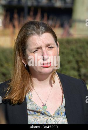 Londres, Royaume-Uni. 18 mars 2025. Alison McGovern, ministre d'État à l'emploi, a interviewé College Green, Westminster, après l'annonce par le gouvernement de compressions importantes dans le budget des prestations. Crédit : Phil Robinson/Alamy Live News Banque D'Images