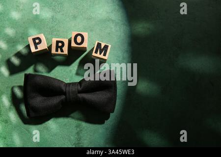 PROM mot et noeud papillon sur fond grunge vert Banque D'Images