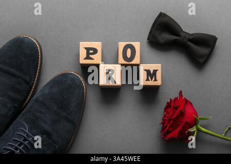 Mot PROM, chaussures, noeud papillon et rose sur fond gris Banque D'Images