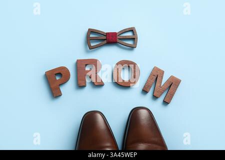 Mot PROM, chaussures et noeud papillon sur fond bleu Banque D'Images