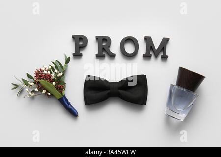 Mot PROM, parfum, noeud papillon et boutonnière sur fond blanc Banque D'Images
