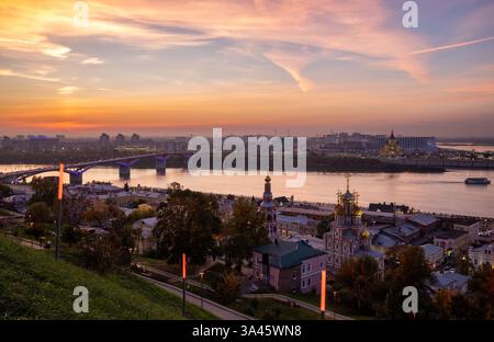 Nijni Novgorod, Russie - 30 septembre 2023 : coucher de soleil coloré à Nijni Novgorod. Vue panoramique sur la broche, la cathédrale Alexandre Nevski et le Nativ Banque D'Images