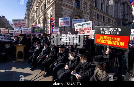 Londres, Royaume-Uni. 18 mars 2025. La communauté juive orthodoxe tient des pancartes alors qu'elle proteste contre le School Bill 2025 devant le Parlement à Londres. Les manifestants manifestent contre le projet de loi de 2025 sur les écoles de bien-être des enfants, qui est considéré comme une menace pour leur liberté religieuse, la préservation de leur culture et l'intégrité de leur propre système éducatif de longue date. Ils se rassemblent pour exprimer le tollé de la population Charedi qui s’oppose au projet de loi. Crédit : Karl Black/Alamy Live News Banque D'Images