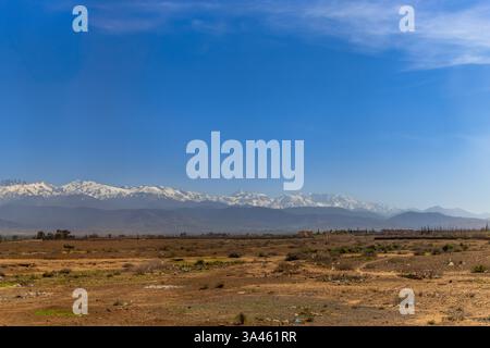 Belle vallée de l'Ourika avec petit village dans les montagnes du Haut Atlas, Maroc Banque D'Images