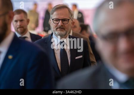 Prague, République tchèque. 18 mars 2025. Le premier ministre tchèque Petr Fiala a vu lors de la 12e conférence nationale tchèque sur la sécurité intitulée "notre sécurité ne peut pas être tenue pour acquise" au château de Prague. La conférence réunit des représentants politiques et des experts de premier plan en matière de sécurité pour évaluer l'évolution actuelle et présenter des plans de défense et de sécurité de la République tchèque. Crédit : SOPA images Limited/Alamy Live News Banque D'Images