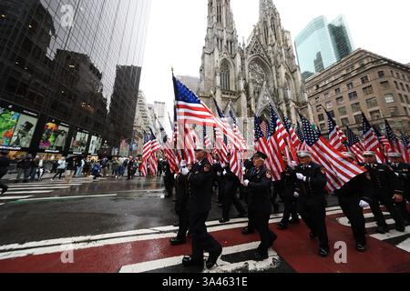 Les membres de la Garde des couleurs du FDNY défilent au défilé du jour de Patrick, le 17 mars 2025, à New York. La 264e édition du défilé de New York devrait attirer plus d'un million de spectateurs pour regarder 200 000 marcheurs animés, dont plus de 100 groupes. (Photo : Gordon Donovan) Banque D'Images