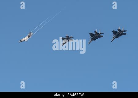 USAF Lockheed Martin F-35A se détache d'une formation de quatre navires d'autres avions de l'USAF Banque D'Images