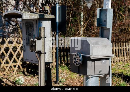 Les boîtes utilitaires se trouvent les unes à côté des autres dans un quartier résidentiel. Le réglage est pendant la journée, avec la lumière naturelle éclairant les structures ag Banque D'Images