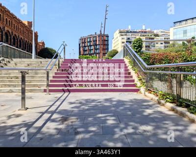 Barcelone, Espagne 21. Juillet 2024, Purple peint des escaliers avec un poème pacifiste catalan à Barcelone, promouvant la paix et la non-violence Banque D'Images