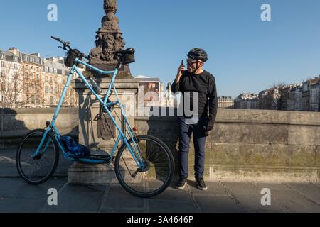 Paris, France. 18 mars 2025. Un Parisien et sa moto à Paris le 18 mars 2025 à Paris. (Crédit image : © Bryan Smith/ZUMA Press Wire) USAGE ÉDITORIAL SEULEMENT! Non destiné à UN USAGE commercial ! Banque D'Images
