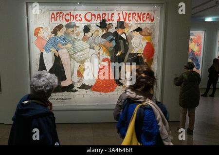 Paris, France. 18 mars 2025. Les visiteurs regardent l'exposition ''Art is in the Street'' le jour de l'ouverture au Musée d'Orsay à Paris le 18 mars 2025 à Paris. A travers une collection exceptionnelle de près de 230 œuvres, ''L'art est dans la rue'' explore l'ascension spectaculaire de l'affiche illustrée à Paris au cours de la seconde moitié du XIXe siècle. (Crédit image : © Bryan Smith/ZUMA Press Wire) USAGE ÉDITORIAL SEULEMENT! Non destiné à UN USAGE commercial ! Banque D'Images