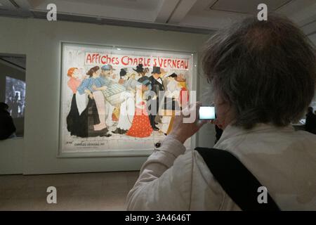 Paris, France. 18 mars 2025. Les visiteurs regardent l'exposition ''Art is in the Street'' le jour de l'ouverture au Musée d'Orsay à Paris le 18 mars 2025 à Paris. A travers une collection exceptionnelle de près de 230 œuvres, ''L'art est dans la rue'' explore l'ascension spectaculaire de l'affiche illustrée à Paris au cours de la seconde moitié du XIXe siècle. (Crédit image : © Bryan Smith/ZUMA Press Wire) USAGE ÉDITORIAL SEULEMENT! Non destiné à UN USAGE commercial ! Banque D'Images