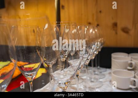 Rangée de verres à vin vides avec éclairage chaud dans un cadre luxueux Banque D'Images