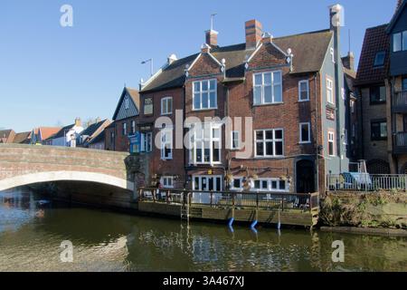 Ribs of Beef public House et Fye Bridge sur la rivière Wensum, Norwich, Royaume-Uni Banque D'Images