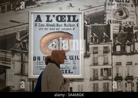 Paris, France. 18 mars 2025. Les visiteurs regardent l'exposition ''Art is in the Street'' le jour de l'ouverture au Musée d'Orsay à Paris le 18 mars 2025 à Paris. A travers une collection exceptionnelle de près de 230 œuvres, ''L'art est dans la rue'' explore l'ascension spectaculaire de l'affiche illustrée à Paris au cours de la seconde moitié du XIXe siècle. (Crédit image : © Bryan Smith/ZUMA Press Wire) USAGE ÉDITORIAL SEULEMENT! Non destiné à UN USAGE commercial ! Banque D'Images