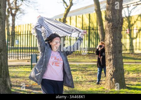 Wakefield, Royaume-Uni. 18 MARS 2025. Prisonnière de Palestine action, Francesca marche devant la porte du HMP New Hall à Wakefield alors que le jeune homme de 39 ans est libéré sous caution suite à son incarcération depuis le 27 juin 2024 (264 jours) après avoir prétendument pris des mesures contre la banque Barclays et Teledyne à Shipley. Crédit Milo Chandler/Alamy Live News Banque D'Images