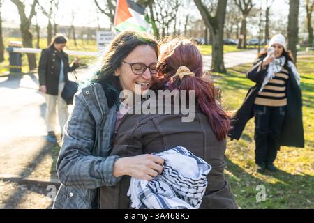 Wakefield, Royaume-Uni. 18 MARS 2025. Prisonnière de Palestine action, Francesca embrasse un partisan devant la porte d’entrée du HMP New Hall à Wakefield alors que le jeune de 39 ans est libéré sous caution suite à son incarcération depuis le 27 juin 2024 (264 jours) après avoir prétendument pris des mesures contre la banque Barclays et Teledyne à Shipley. Crédit Milo Chandler/Alamy Live News Banque D'Images
