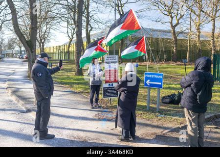 Wakefield, Royaume-Uni. 18 MARS 2025. Prisonnière de Palestine action, Francesca prononce un discours devant la porte d’entrée du HMP New Hall à Wakefield alors que le jeune de 39 ans est libéré sous caution suite à son incarcération depuis le 27 juin 2024 (264 jours) après avoir prétendument pris des mesures contre la banque Barclays et Teledyne à Shipley. Crédit Milo Chandler/Alamy Live News Banque D'Images