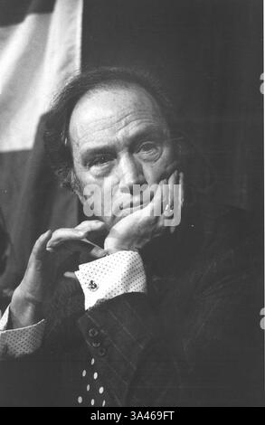 25 mars 1977 - Montréal, Québec, Canada - Joseph Philippe Pierre Yves Elliott Trudeau (18 octobre 1919 - 28 septembre 2000), connu sous le nom de PIERRE TRUDEAU ou Pierre Elliott Trudeau, fut le 15e premier ministre du Canada. Dans les dernières années de sa vie, il est atteint de la maladie de Parkinson et du cancer de la prostate, et devient moins actif, bien qu'il continue à travailler dans son cabinet d'avocats jusqu'à quelques mois avant sa mort à l'âge de 80 ans. PHOTO : date exacte inconnue. Le premier ministre du Canada, Pierre Trudeau, semble enterré lors d'un rassemblement politique à Montréal. (Crédit image : © Michael Evans/ZUM Banque D'Images