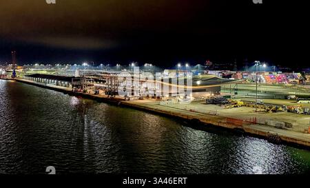 Southampton, Angleterre, Royaume-Uni - 17 janvier 2025 : l'un des terminaux de croisière de la ville illuminé la nuit Banque D'Images