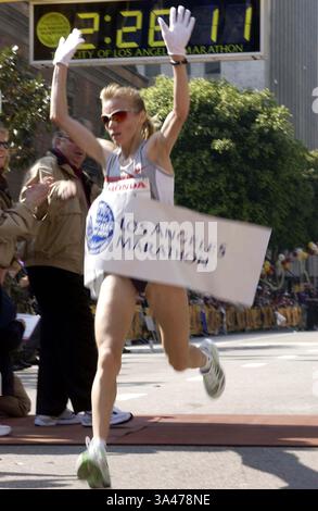 6 MARS 2005 - LOS ANGELES, CALIFORNIE, USA - LE MARATHON DE LOS ANGELES 20ÈME ANNIVERSAIRE LE 6 MARS 2005 À LOS ANGELES COUREUR LYO BOV DENISOVA FEMME RECORD 2:26:11 PRÉCÉDENT 1992 2:26:23 . VALERIE GOODLOE- 2005.K420576(crédit image : © Globe photos/ZUMAPRESS.com) Banque D'Images