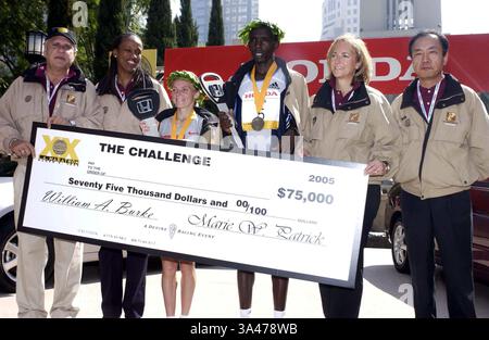 6 MARS 2005 - LOS ANGELES, CALIFORNIE, USA - LE MARATHON DE LOS ANGELES 20ÈME ANNIVERSAIRE 6 MARS 2005 À LOS ANGELES COUREUSE LYO BOV DENISOVA FEMME BATTEUSE DE RECORDS 2:26:11 PRÉCÉDENT 1992 2:26:23 ET MARC SAINA 2:09:35. VALERIE GOODLOE- 2005.K420576(crédit image : © Globe photos/ZUMAPRESS.com) Banque D'Images