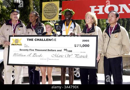 6 MARS 2005 - LOS ANGELES, CALIFORNIE, USA - LE MARATHON DE LOS ANGELES 20ÈME ANNIVERSAIRE 6 MARS 2005 À LOS ANGELES COUREUSE LYO BOV DENISOVA FEMME BATTEUSE DE RECORDS 2:26:11 PRÉCÉDENT 1992 2:26:23 ET MARC SAINA 2:09:35.K42057VG. VALERIE GOODLOE / 2005(crédit image : © Globe photos/ZUMAPRESS.com) Banque D'Images