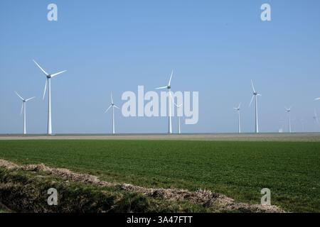 Eemshaven, paysage industriel avec des éoliennes en champ agricole ouvert. Pays-Bas production d'énergie renouvelable terrestre la plus septentrionale. Banque D'Images