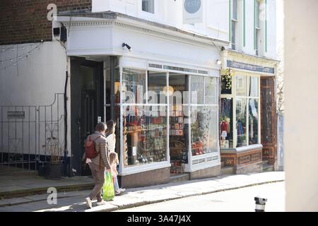 La jolie High Street dans la vieille ville de Hastings pleine de magasins indépendants, East Sussex, Royaume-Uni Banque D'Images