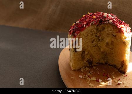 Texture de gâteau de Pâques avec des raisins secs dans la coupe Banque D'Images