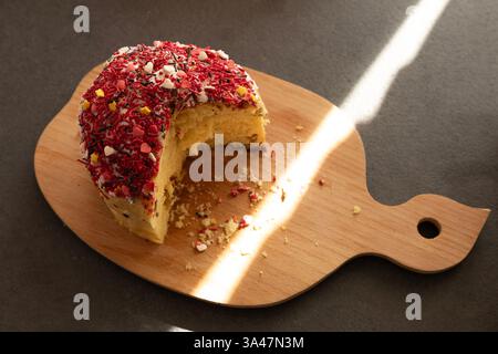 Texture de gâteau de Pâques avec des raisins secs dans la coupe, rayon de soleil Banque D'Images
