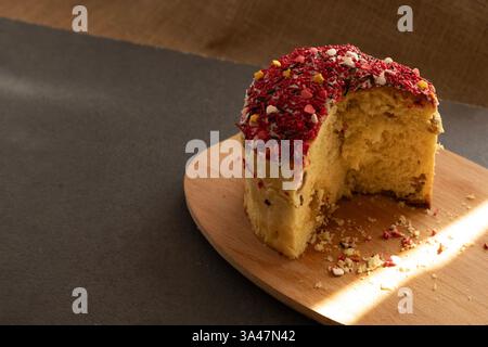 Texture de gâteau de Pâques avec des raisins secs dans la coupe, espace de copie Banque D'Images