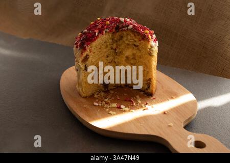 Texture de gâteau de Pâques avec des raisins secs dans la coupe au soleil Banque D'Images