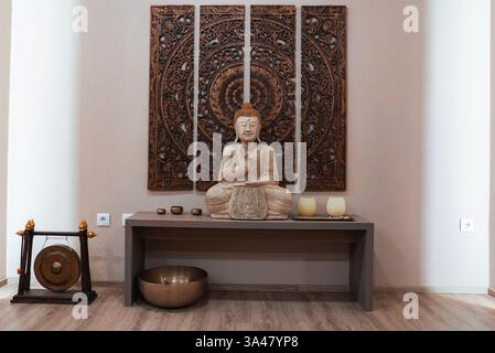 Salle de méditation avec Statue de Bouddha et Triptyque Mandala en bois Banque D'Images