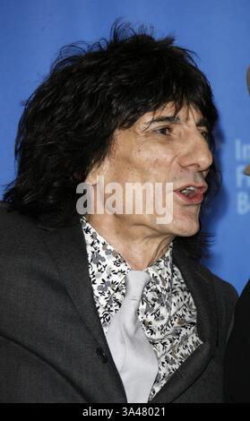 7 février 2008 - The Grand Hyatt Hotel, POTSDAMMER PLATZ, BERLIN, ALLEMAGNE - RONNIE WOOD. MUSICIEN EN PIERRE ROULANTE... BRILLER UN COUP DE PHOTO, FESTIVAL DU FILM DE BERLIN 2008.L'HÔTEL GRAND HYATT. POTSDAMMER PLATZ, BERLIN 02-07-2008. DAVE GADD-ALLSTAR- 2008.K56243SHINE UN APPEL PHOTO LÉGER, FESTIVAL DU FILM DE BERLIN 2008.L'HÔTEL GRAND HYATT. POTSDAMMER PLATZ, BERLIN 02-07-2008.RON WOOD. DAVE GADD-ALLSTAR- 2008.K56243(crédit image : © Globe photos/ZUMAPRESS.com) Banque D'Images
