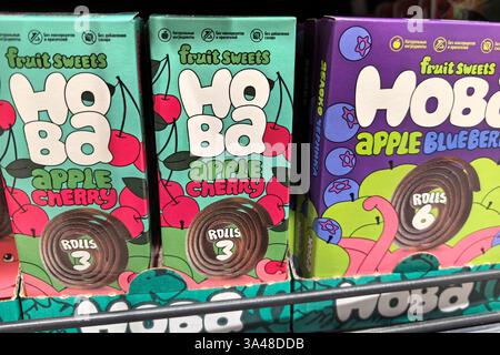 Bobruisk, Biélorussie - 8 mars 2025 : des boîtes à bonbons aux couleurs vives présentent diverses saveurs de fruits, y compris la cerise de pomme et la myrtille de pomme. Banque D'Images