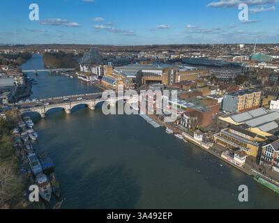 Vue aérienne du pont de Kingston sur la Tamise à Kingston upon Thames (KT1), Surrey, Royaume-Uni. Banque D'Images